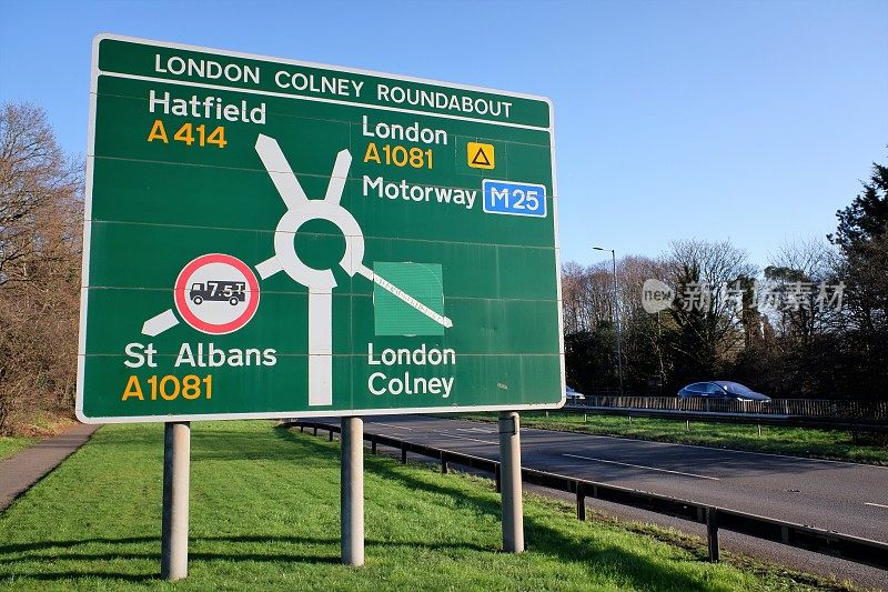 Sign for London Colney Roundabout伦敦科尔尼回旋处的标志，指示到哈特菲尔德，伦敦，圣奥尔本斯和伦敦科尔尼